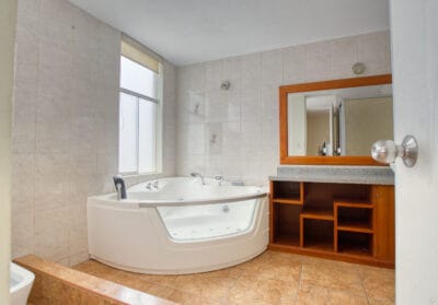 Alquilo casa moderna en urbanización