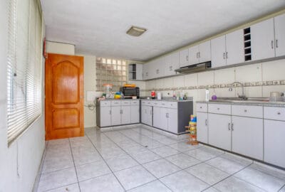 Alquilo casa moderna en urbanización