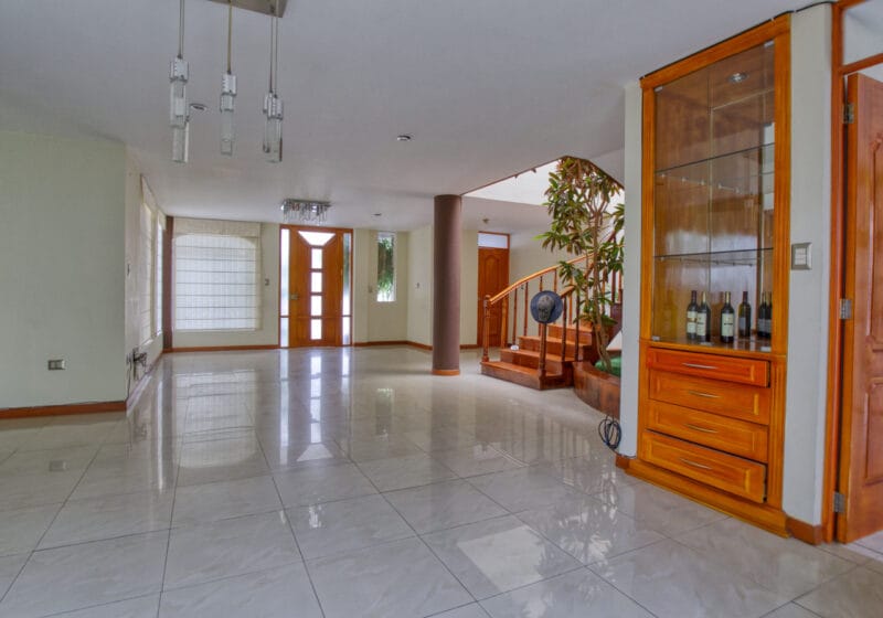 Alquilo casa moderna en urbanización