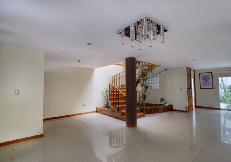 Alquilo casa moderna en urbanización