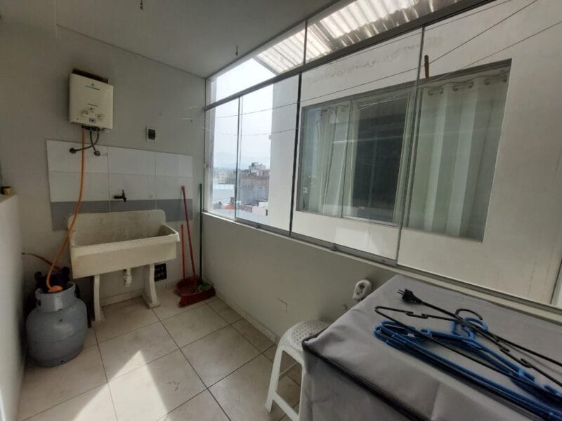 Alquilo departamento amoblado cerca mall lambramani