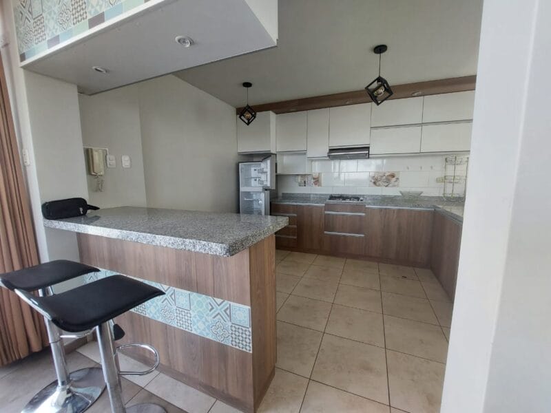 Alquilo departamento amoblado cerca mall lambramani