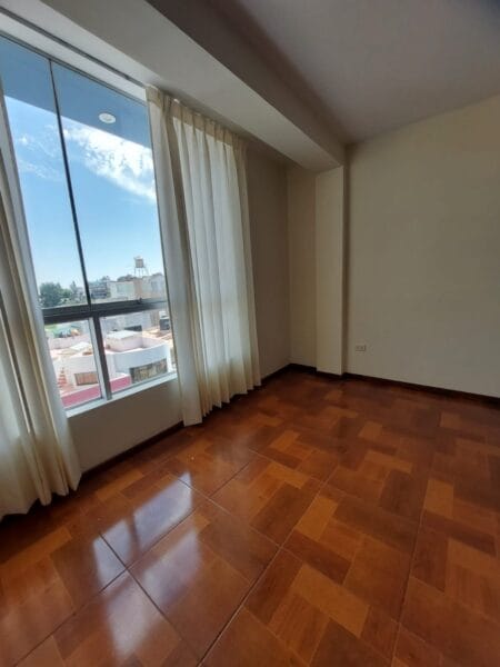 Alquilo departamento cerca catolica